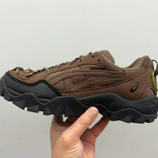 ASICS بني أسود سميك سولة قاسية شبكة مزيج علوي أسلوب حياة سنيكرز