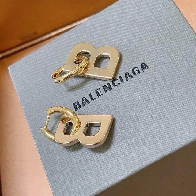 Balenciaga Boucles d'oreilles B Lettre Créoles Motif Or 4