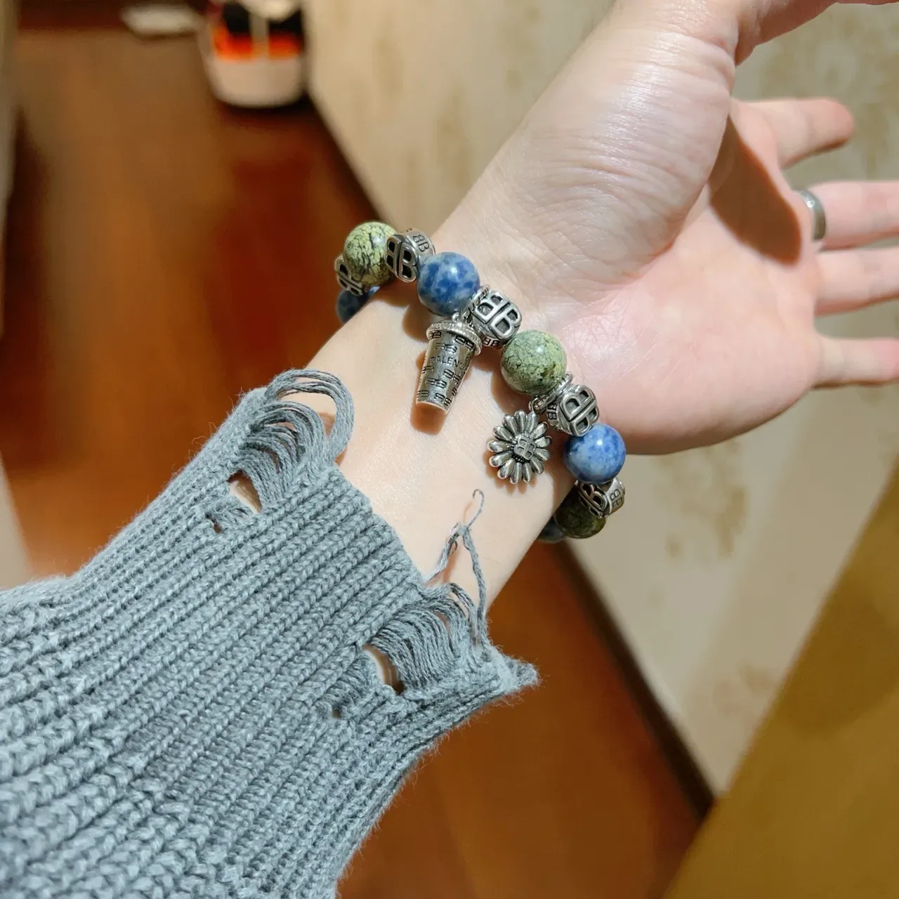 سوار بالينسياغا BB مونوغرام خرز تعويذة 7