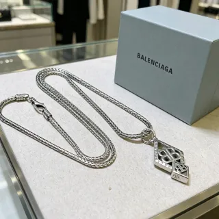 Balenciaga BB Monogram Collar con Diamante Colgante