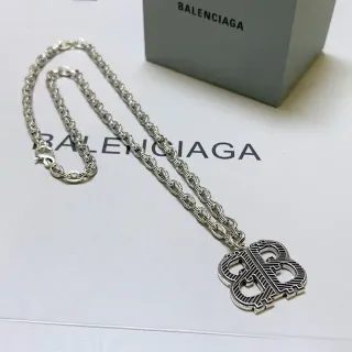 بالنسياغا BB مونوغرام قلادة سلسلة فضية