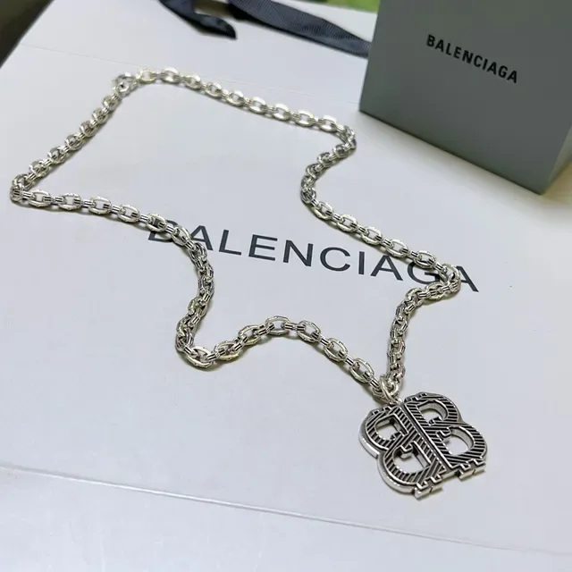 Balenciaga BB Monogram Collar Cadena de Plata 3