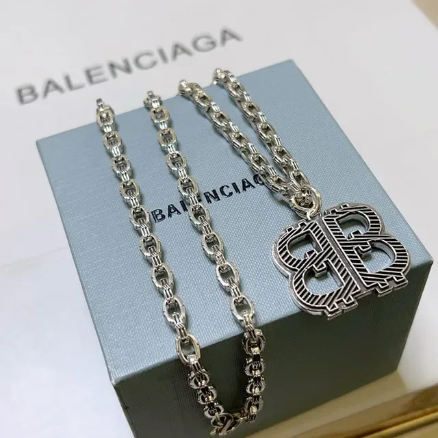 Balenciaga BB Monogram Collar Cadena de Plata 6