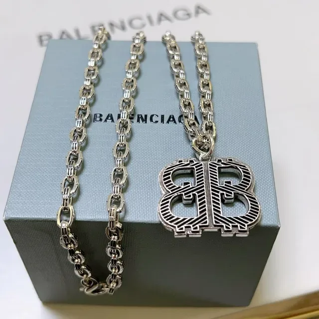 Balenciaga BB Monogram Collar Cadena de Plata 9
