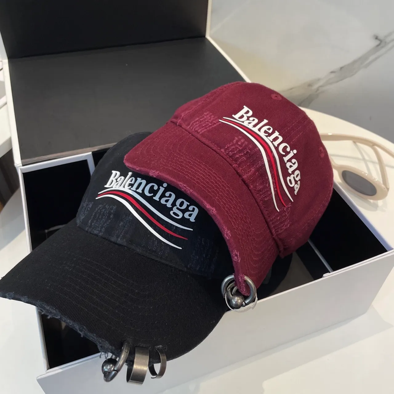 Balenciaga Noir Blanc Distressed Velours côtelé Bordé Logo Casquette de baseball 2