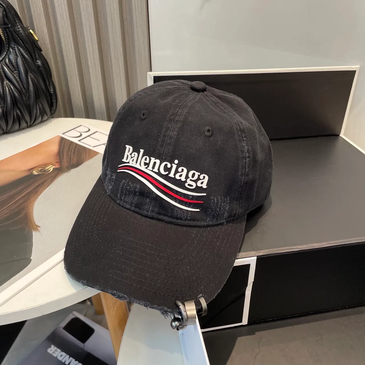 Balenciaga Noir Blanc Distressed Velours côtelé Bordé Logo Casquette de baseball 5