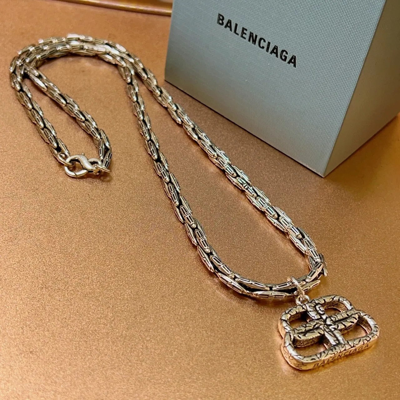 Balenciaga motivo fivela corrente colar tom prateado 4