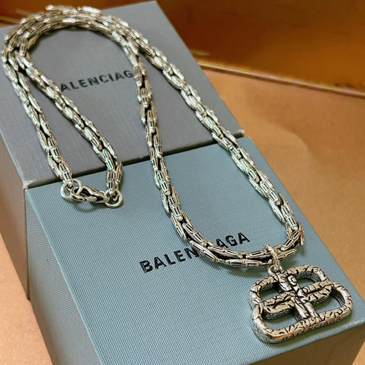 Balenciaga motivo fivela corrente colar tom prateado 7