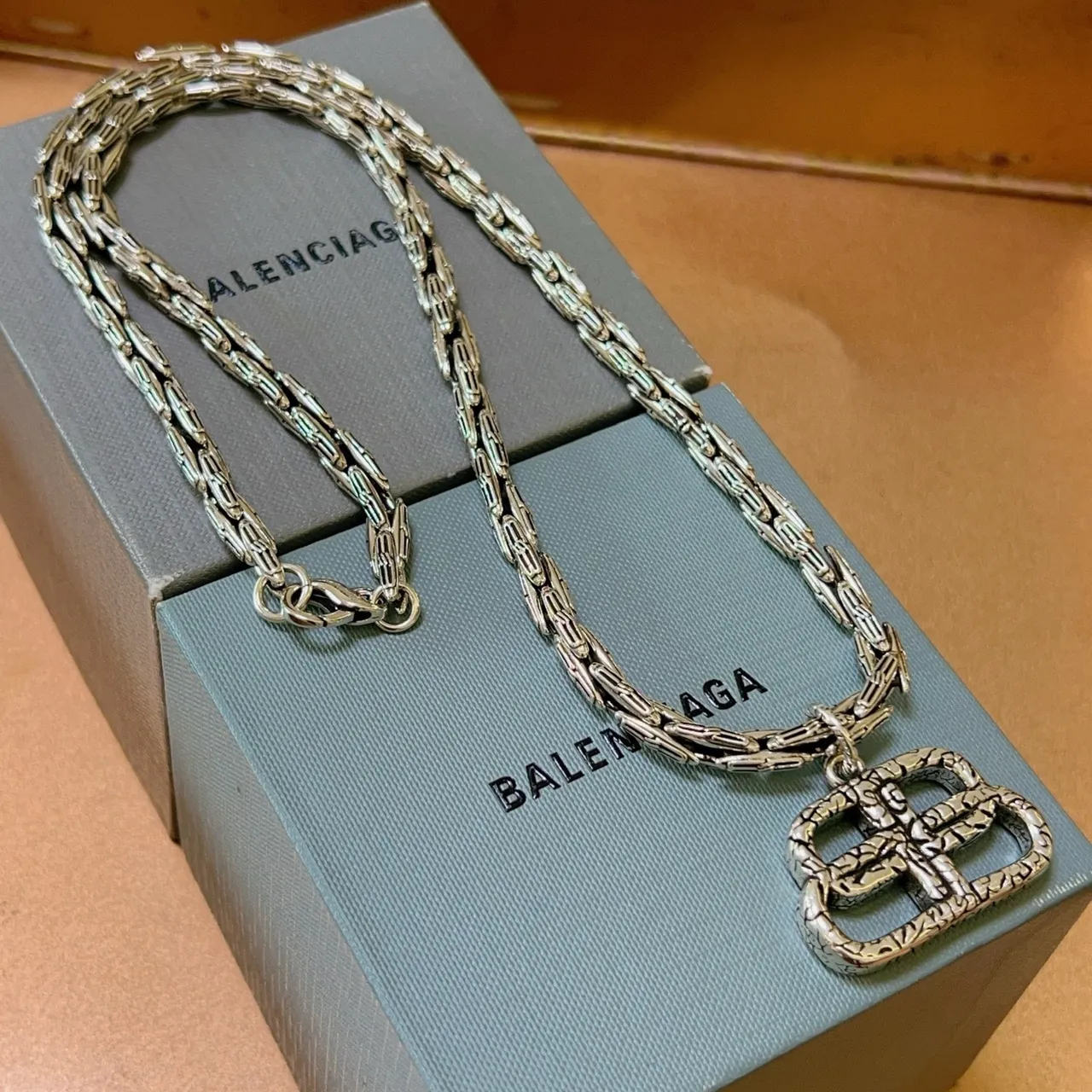 Balenciaga motivo fivela corrente colar tom prateado 9