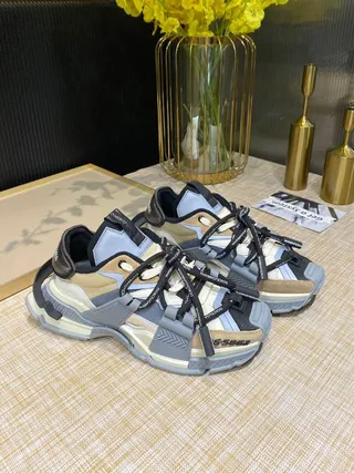 Balenciaga Defender ধূসর বেইজ সোল মাল্টি-স্ট্র্যাপ কেজ চাংকি স্নিকার্স 3