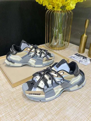 Balenciaga Defender ধূসর বেইজ সোল মাল্টি-স্ট্র্যাপ কেজ চাংকি স্নিকার্স 5