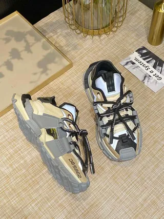 Balenciaga Defender ধূসর বেইজ সোল মাল্টি-স্ট্র্যাপ কেজ চাংকি স্নিকার্স 8