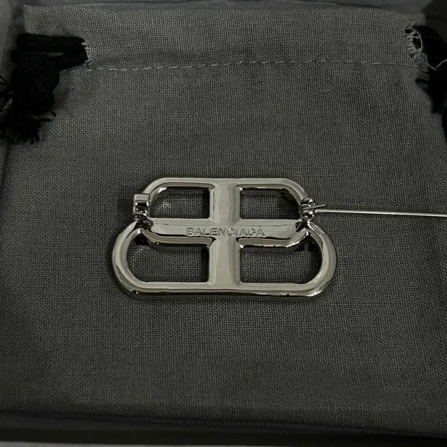 Balenciaga Double-B Pavé Crystal ब्रोच 2