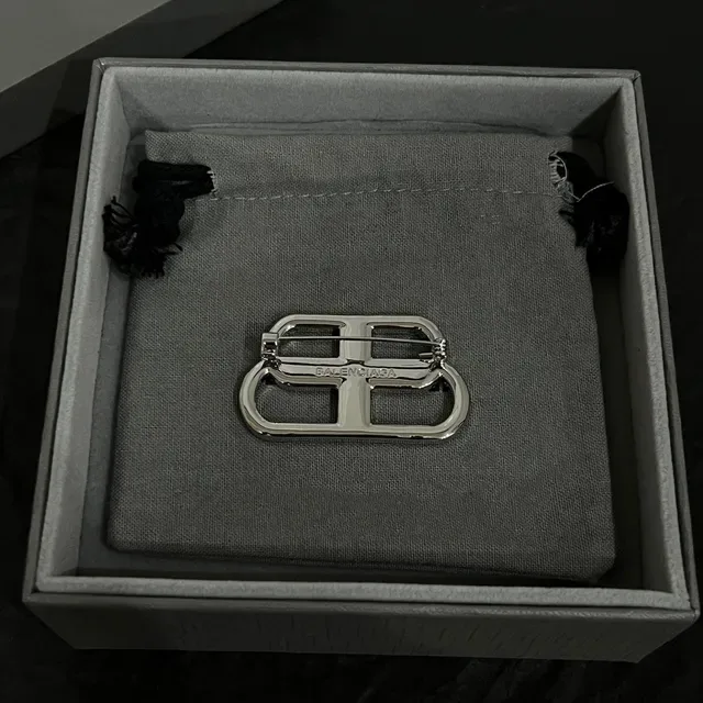 Balenciaga Double-B Pavé Crystal ब्रोच 3