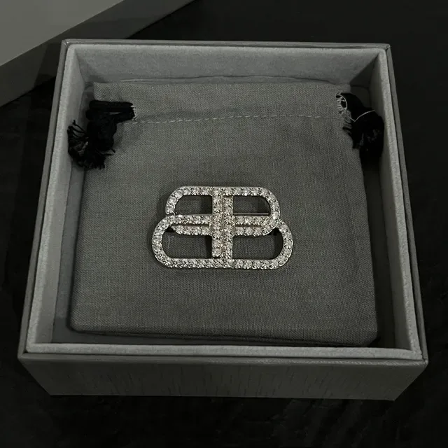 Balenciaga Double-B Pavé Crystal ब्रोच 4