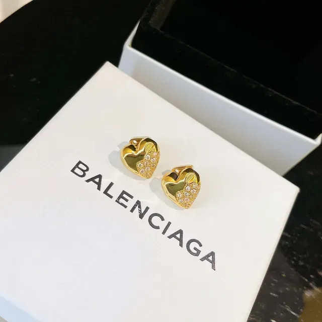 Balenciaga Boucles d'oreilles en métal doré et argenté en forme de cœur sculptée 3