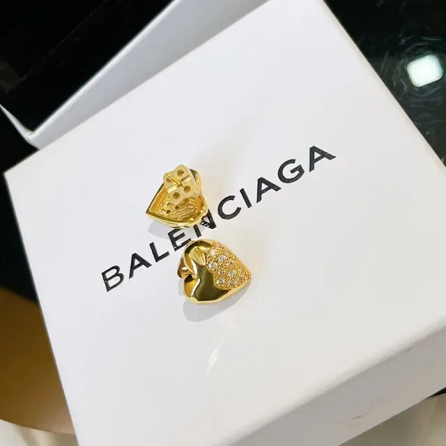 Balenciaga Boucles d'oreilles en métal doré et argenté en forme de cœur sculptée 4