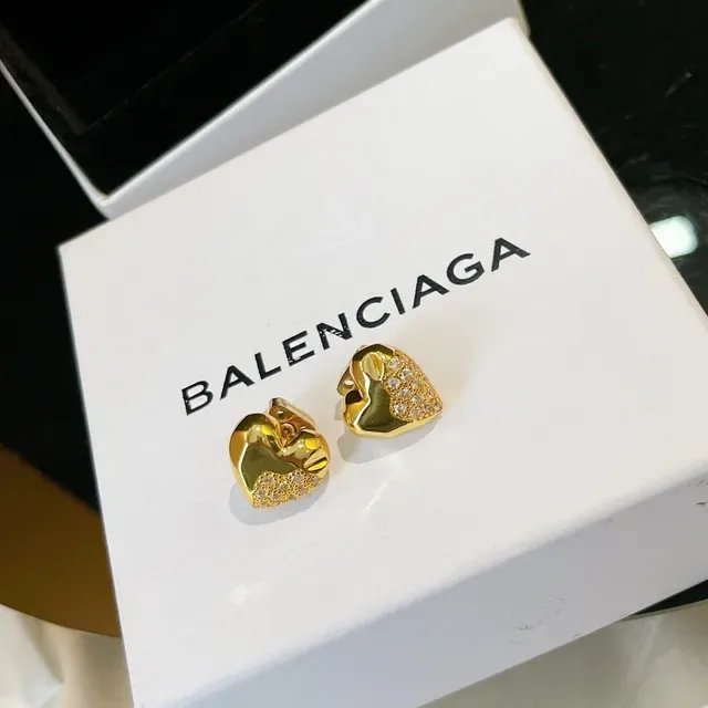 Balenciaga Boucles d'oreilles en métal doré et argenté en forme de cœur sculptée 5
