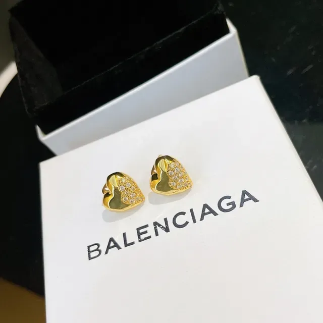 Balenciaga Boucles d'oreilles en métal doré et argenté en forme de cœur sculptée 6