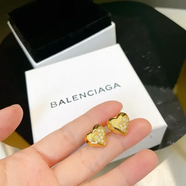 Balenciaga Boucles d'oreilles en métal doré et argenté en forme de cœur sculptée 7