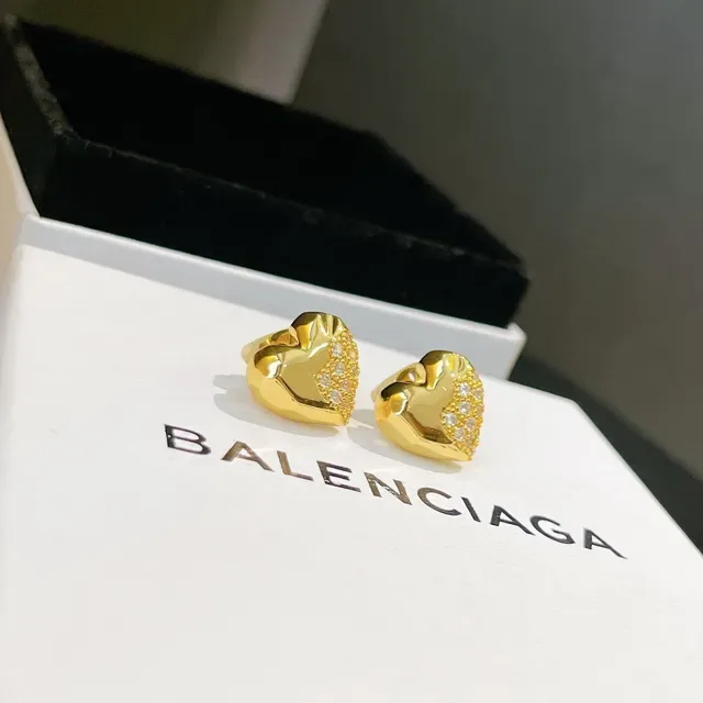 Balenciaga Boucles d'oreilles en métal doré et argenté en forme de cœur sculptée 8