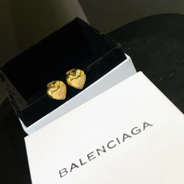Balenciaga Boucles d'oreilles en métal doré et argenté en forme de cœur sculptée 9