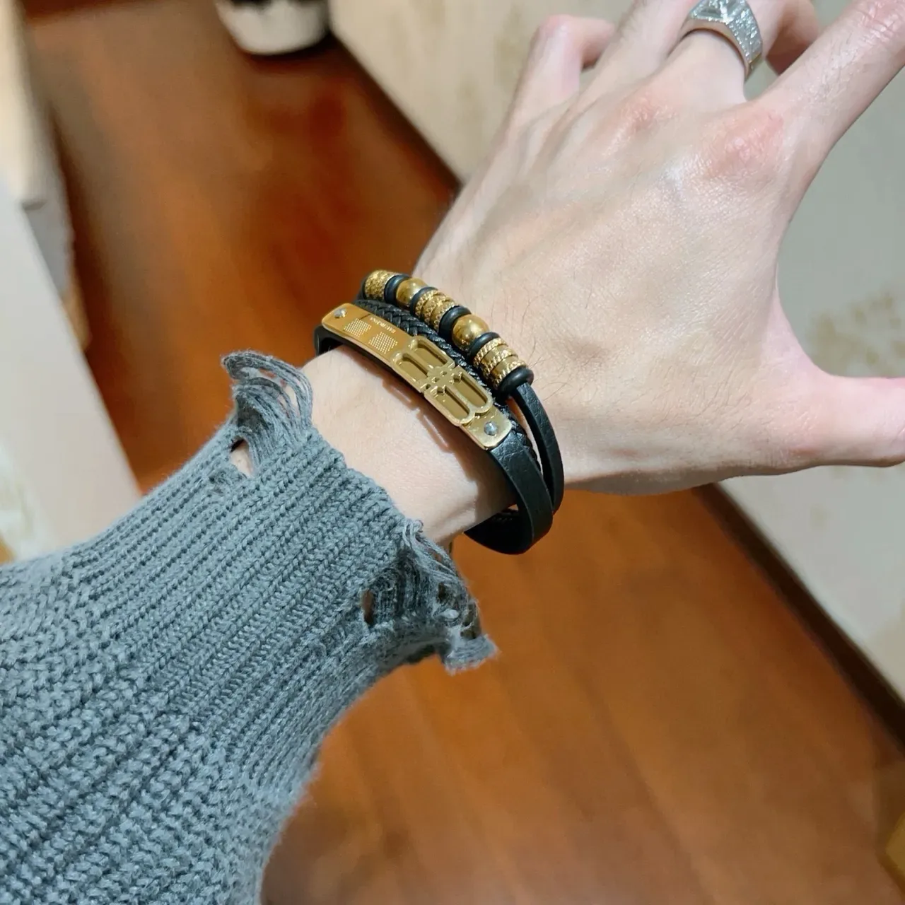 Bracelet Balenciaga Logo Noir et Or en Cuir 2