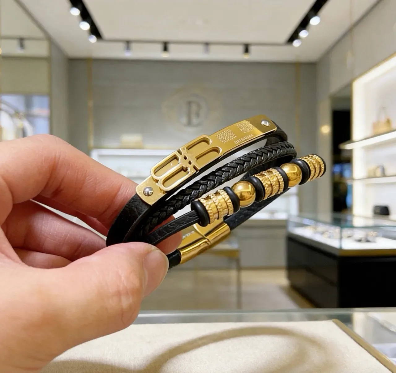 Bracelet Balenciaga Logo Noir et Or en Cuir 4