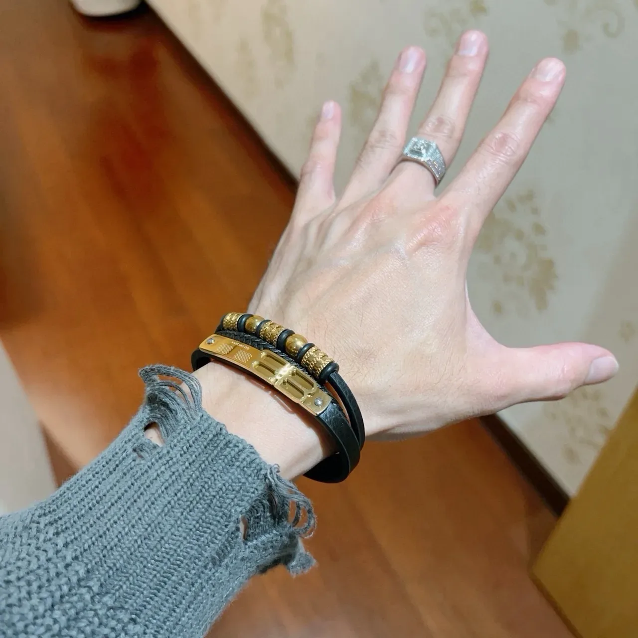 Bracelet Balenciaga Logo Noir et Or en Cuir 5