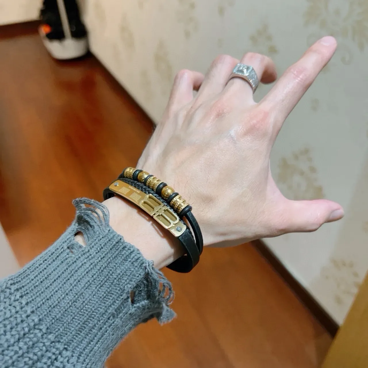 Bracelet Balenciaga Logo Noir et Or en Cuir 8