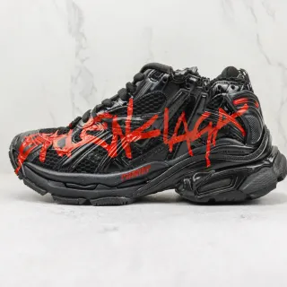 Balenciaga Runner أسود وأحمر silhouette oversized شبكة وقفص بلاستيك مصبوغ حذاء رياضي سميك