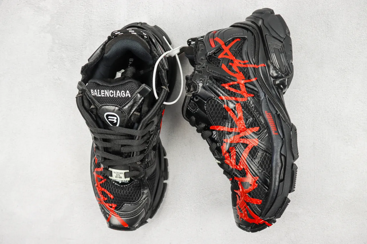 Balenciaga Runner Noir et Rouge Silhouette Oversized Maille et Cage en Plastique Moulé Baskets épaisses 3