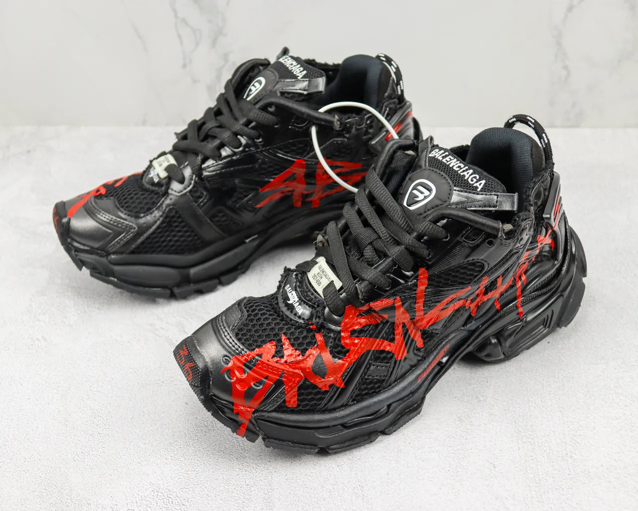Balenciaga Runner Noir et Rouge Silhouette Oversized Maille et Cage en Plastique Moulé Baskets épaisses 4