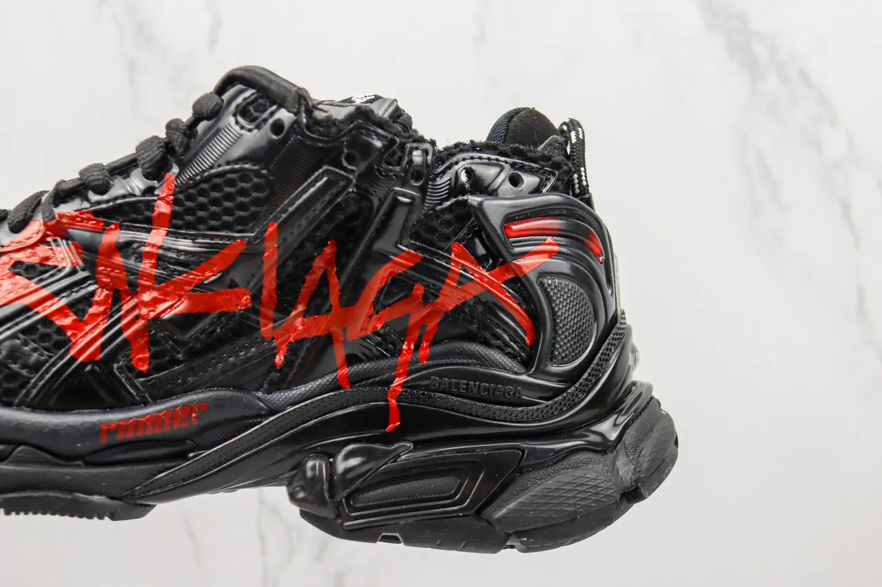 Balenciaga Runner Noir et Rouge Silhouette Oversized Maille et Cage en Plastique Moulé Baskets épaisses 7