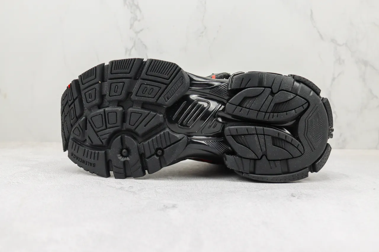Balenciaga Runner Noir et Rouge Silhouette Oversized Maille et Cage en Plastique Moulé Baskets épaisses 8