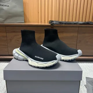 Balenciaga Speed Trainer tênis pretos e creme de sola grossa