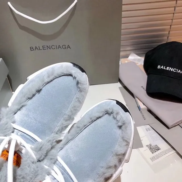 Balenciaga Speed Trainer Chaussures chunky bleu clair gris fausse fourrure 2
