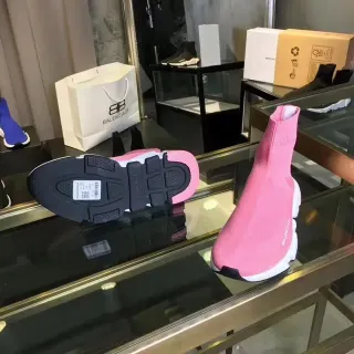 Balenciaga Speed Trainer গোলাপি সক ফিট লাইফস্টাইল স্নিকার