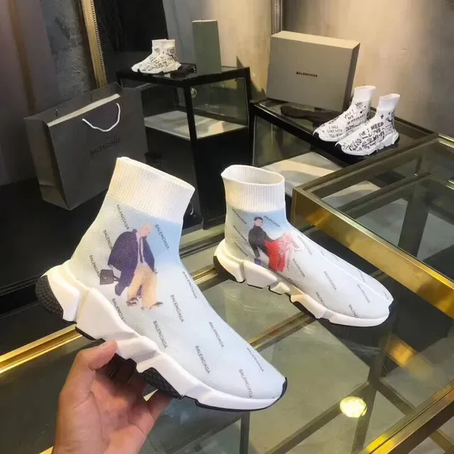 Balenciaga Speed Trainer baskets lifestyle blancs et noirs à impression de logo 4