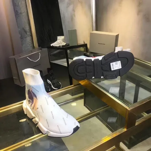 Balenciaga Speed Trainer baskets lifestyle blancs et noirs à impression de logo 5