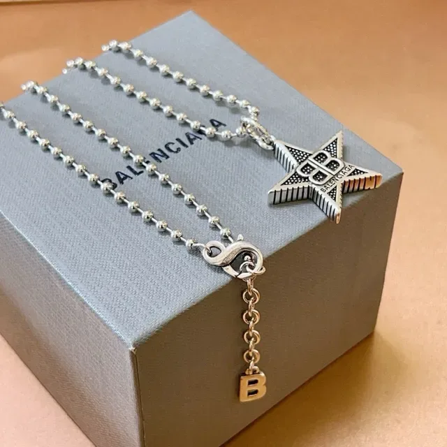 Balenciaga Colar pendentif estrela prata corrente bola preta 3