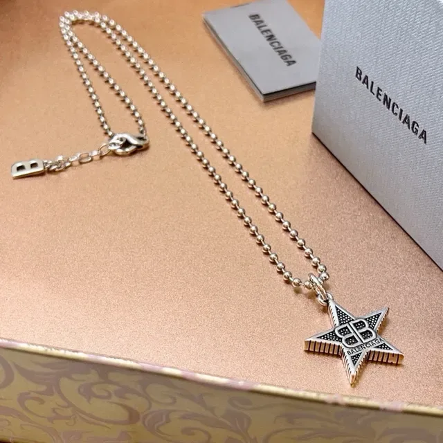 Balenciaga Colar pendentif estrela prata corrente bola preta 4