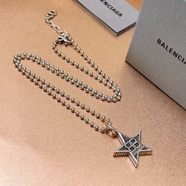 Balenciaga Colar pendentif estrela prata corrente bola preta 6