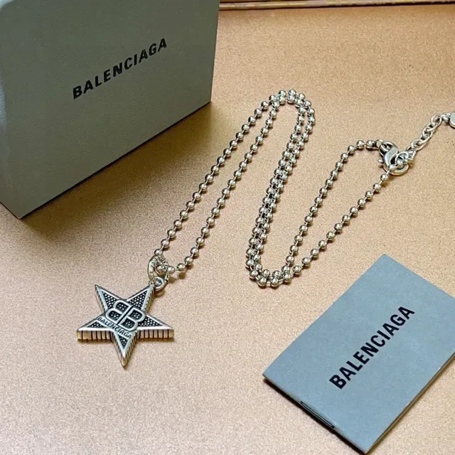 Balenciaga Colar pendentif estrela prata corrente bola preta 7