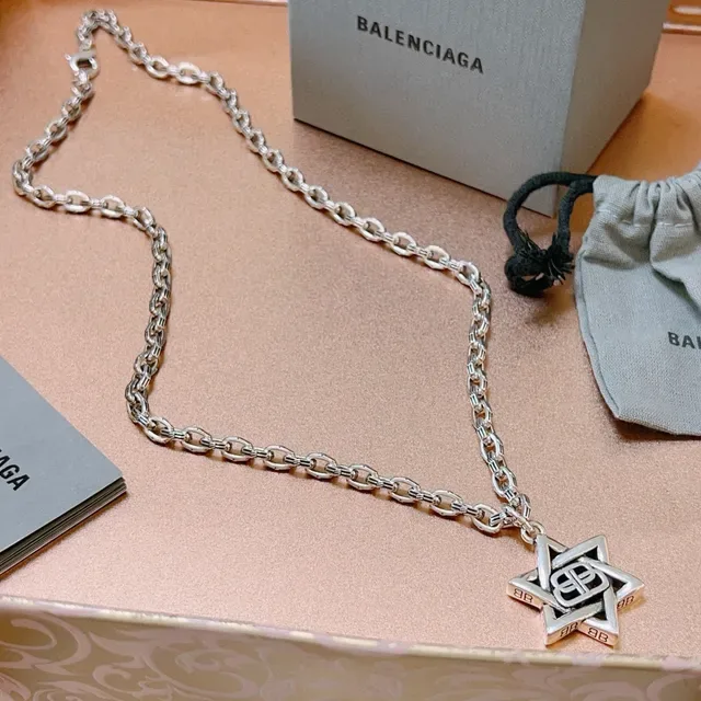Balenciaga قلادة نجمية فضية أسود سلسلة كيرب 4