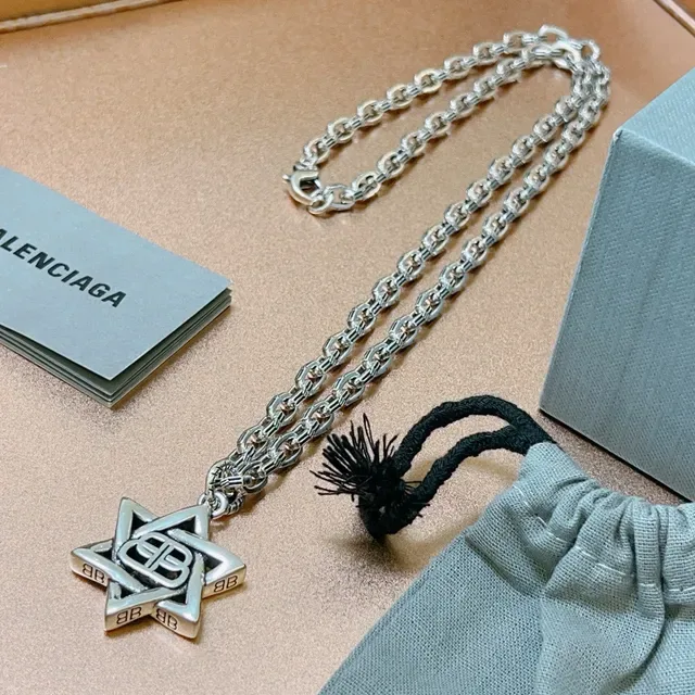 Balenciaga قلادة نجمية فضية أسود سلسلة كيرب 6