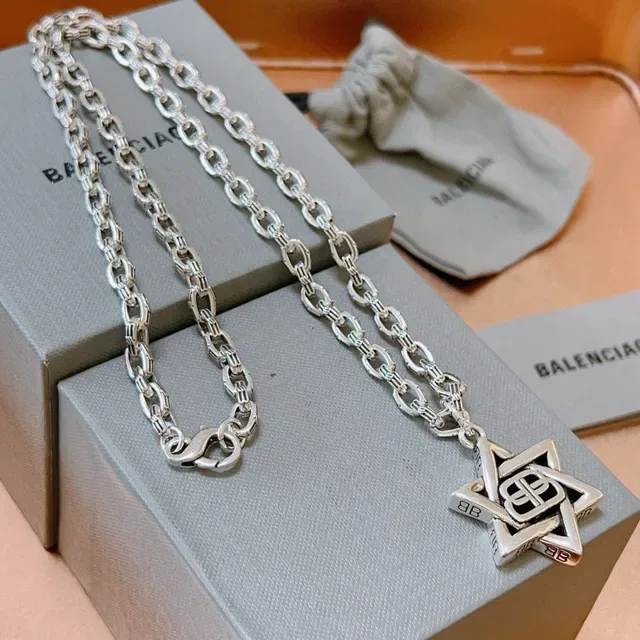 Balenciaga قلادة نجمية فضية أسود سلسلة كيرب 7