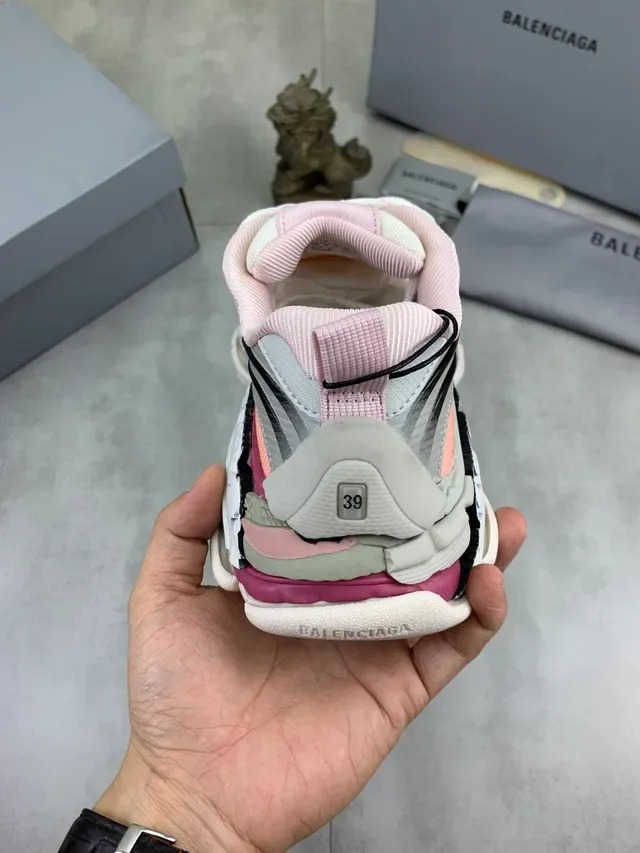 Balenciaga Triple S Runner Chaussures chunky roses et crème 4