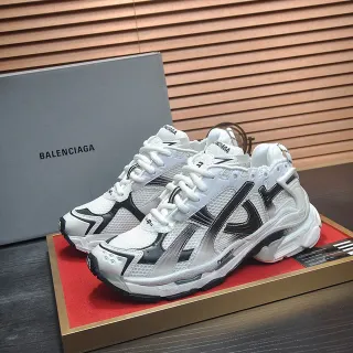 Balenciaga أحذية رياضية بيضاء وسوداء مع شبكية واصطناعية علوية فائقة الحجم منحوتة كعب متوسط سميكة