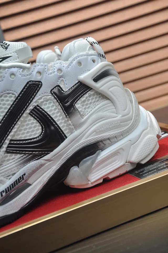 Balenciaga sneakers blanches noires à upper mesh et synthétique oversized sculpted midsole chunky sneakers 9